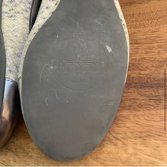 Tory Burch Verbena snakeskin silver ballet flats shoes- Size 8.5 - Picture 7 of 7